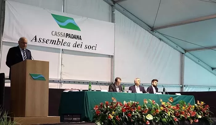 palco e sedie per evento aziendale