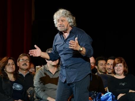 GRILLO VS GRILLO: ecco lo show che vede scontrarsi il Grillo comico con quello politico. Chi vincerà?
